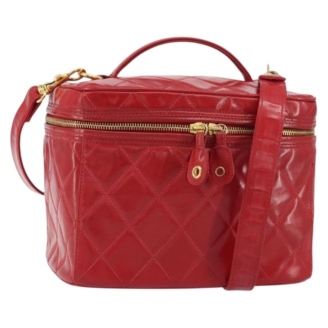 CHANEL Matelasse Red Patent Leather Hand Bag with Gold CC Auth 156504: CHANEL Matelasse Red Patent Leather Hand Bag with Gold CC Auth 156504 Introducing the CHANEL Matelasse Vanity Hand Bag, a luxurious accessory crafted from high-quality patent leather in a striking red