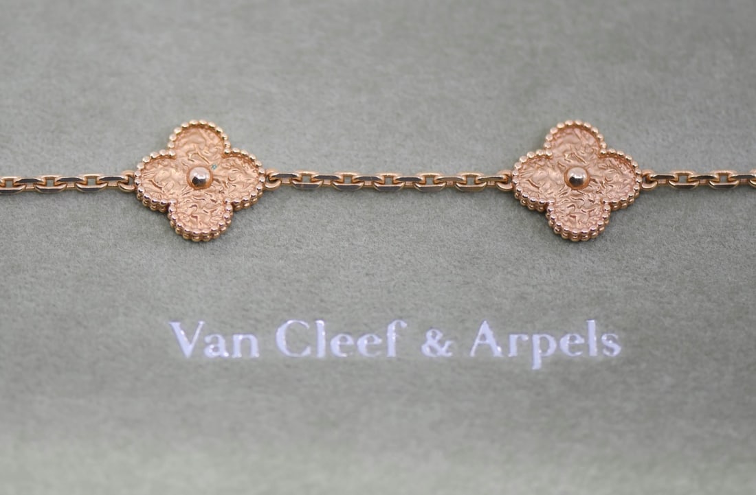 Van Cleef & Arpels Vintage Alhambra 10 Motif Necklace 18K Rose Gold Authentic: Van Cleef & Arpels Vintage Alhambra 10 Motif Necklace 18K Rose Gold Authentic This exquisite Van Cleef & Arpels Vintage Alhambra necklace features a stunning design with 10 motifs crafted from luxurio