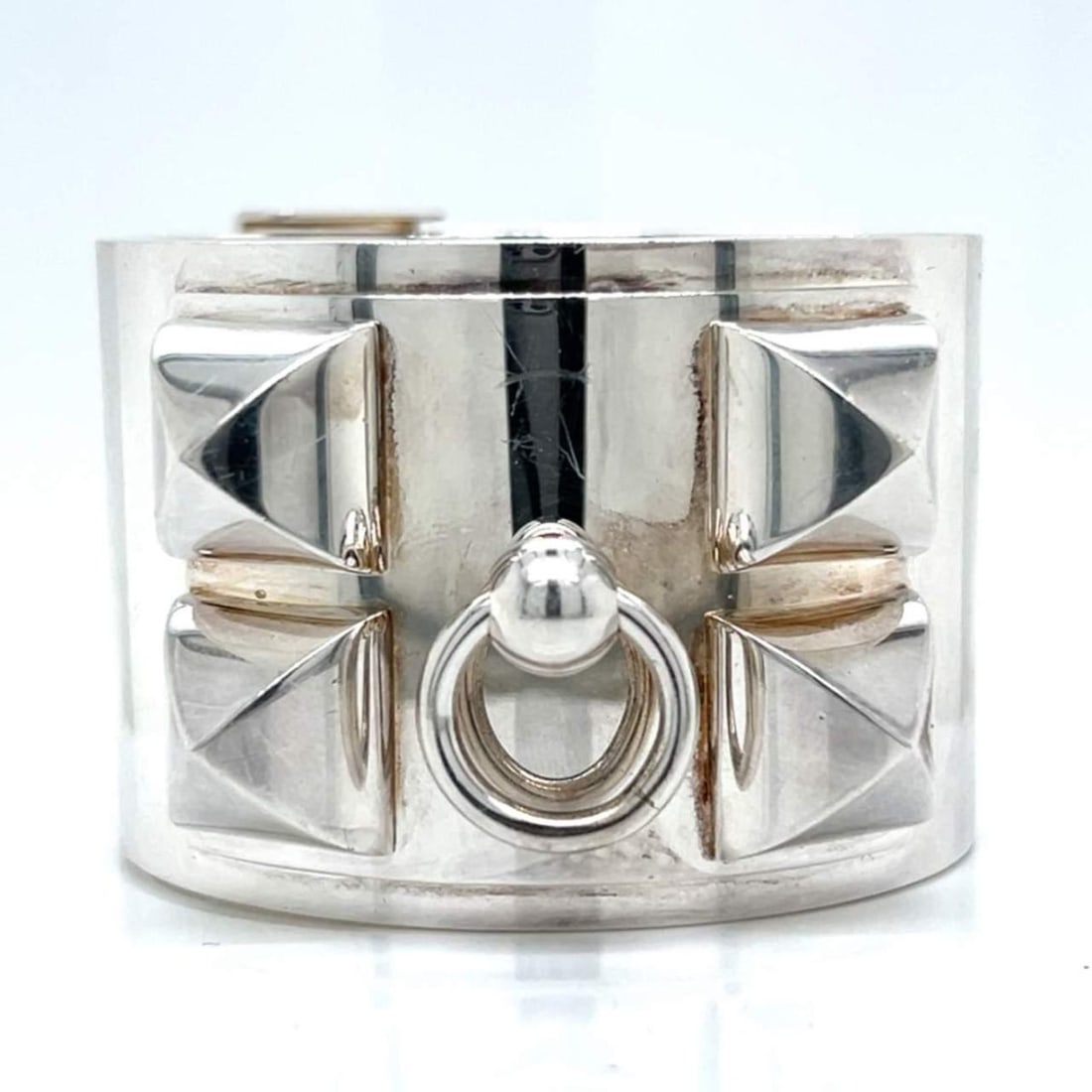HERMES Silver Collier de Chien Bangle Luxury Statement Piece: HERMES Silver Collier de Chien Bangle Luxury Statement Piece This exquisite HERMES Silver Collier de Chien Bangle is a statement piece that exudes luxury and sophistication. Crafted with attention to 