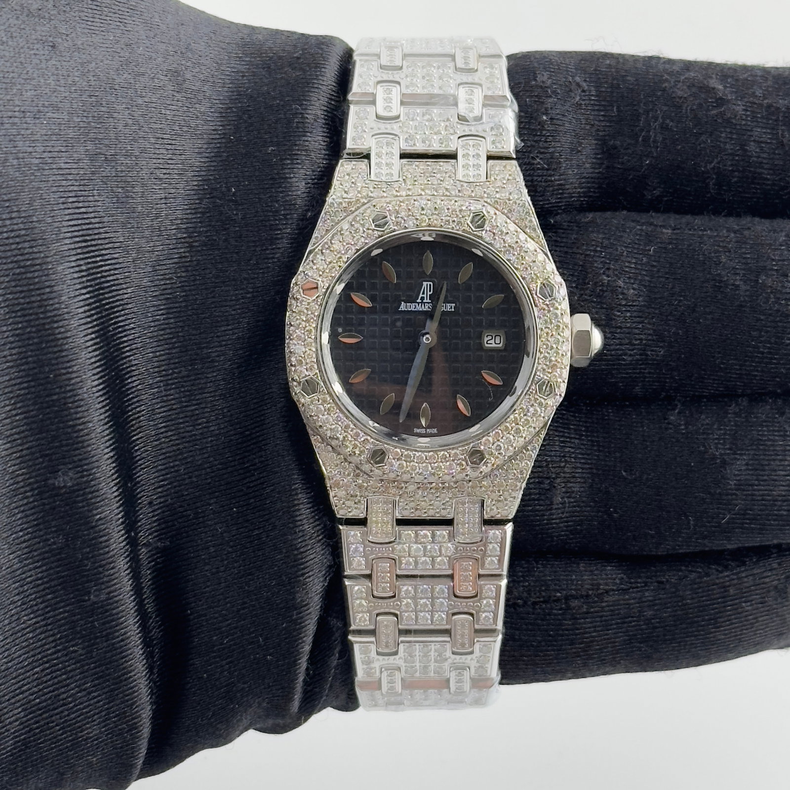 Ladies Royal Oak 67620ST Black Dial Diamond Bracelet Watch by Audemars Piguet: Ladies Royal Oak 67620ST Black Dial Diamond Bracelet Watch by Audemars Piguet This Audemars Piguet Royal Oak watch features a black dial and a diamond bracelet. Designed for ladies, it is part of the 