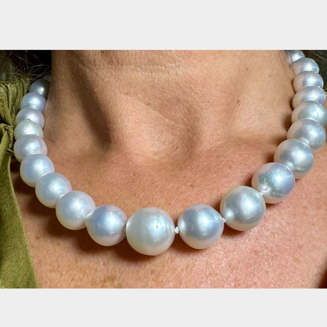 Platinum Necklace with 31 South Sea Pearls and 2.50 Ct Diamonds: Platinum Necklace with 31 South Sea Pearls and 2.50 Ct Diamonds This exquisite Platinum South Sea Pearl and Diamond Necklace showcases elegance and luxury. Weighing 101.3 grams, it features 31 stunnin