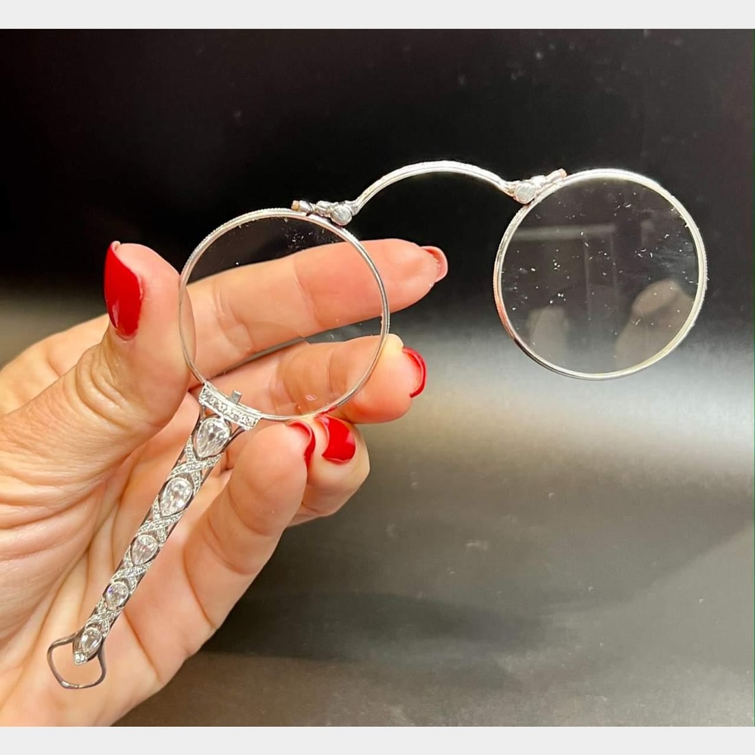 Art Deco Platinum Lorgnette Spectacles with 2.70 Ct Diamonds: Art Deco Platinum Lorgnette Spectacles with 2.70 Ct Diamonds Experience the elegance of the Art Deco era with these stunning platinum lorgnette spectacles. Weighing 28.2 grams, they are adorned with 5
