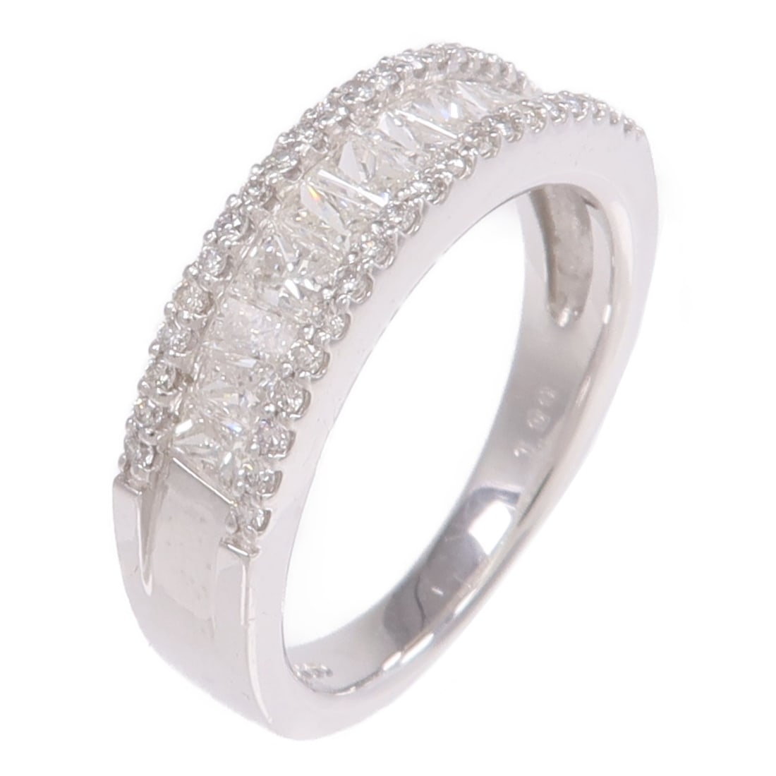 Pt900 Platinum Diamond Ring Size 6.5 JEWELRY: Pt900 Platinum Diamond Ring Size 6.5 JEWELRY This elegant women's ring features a dazzling diamond set in high-quality Pt900 platinum. Designed in a classic style, the ring offers a sophisticated look
