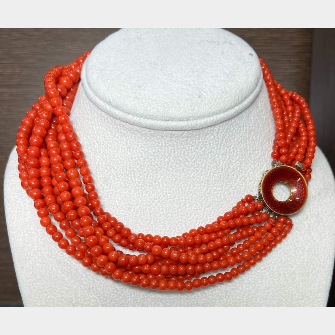 CISGEM Certified 18K Yellow Gold Italian Coral Necklace: CISGEM Certified 18K Yellow Gold Italian Coral Necklace This exquisite 18K Yellow Gold necklace features stunning Italian coral, certified by CISGEM. Weighing a substantial 139.6 grams, this piece mea