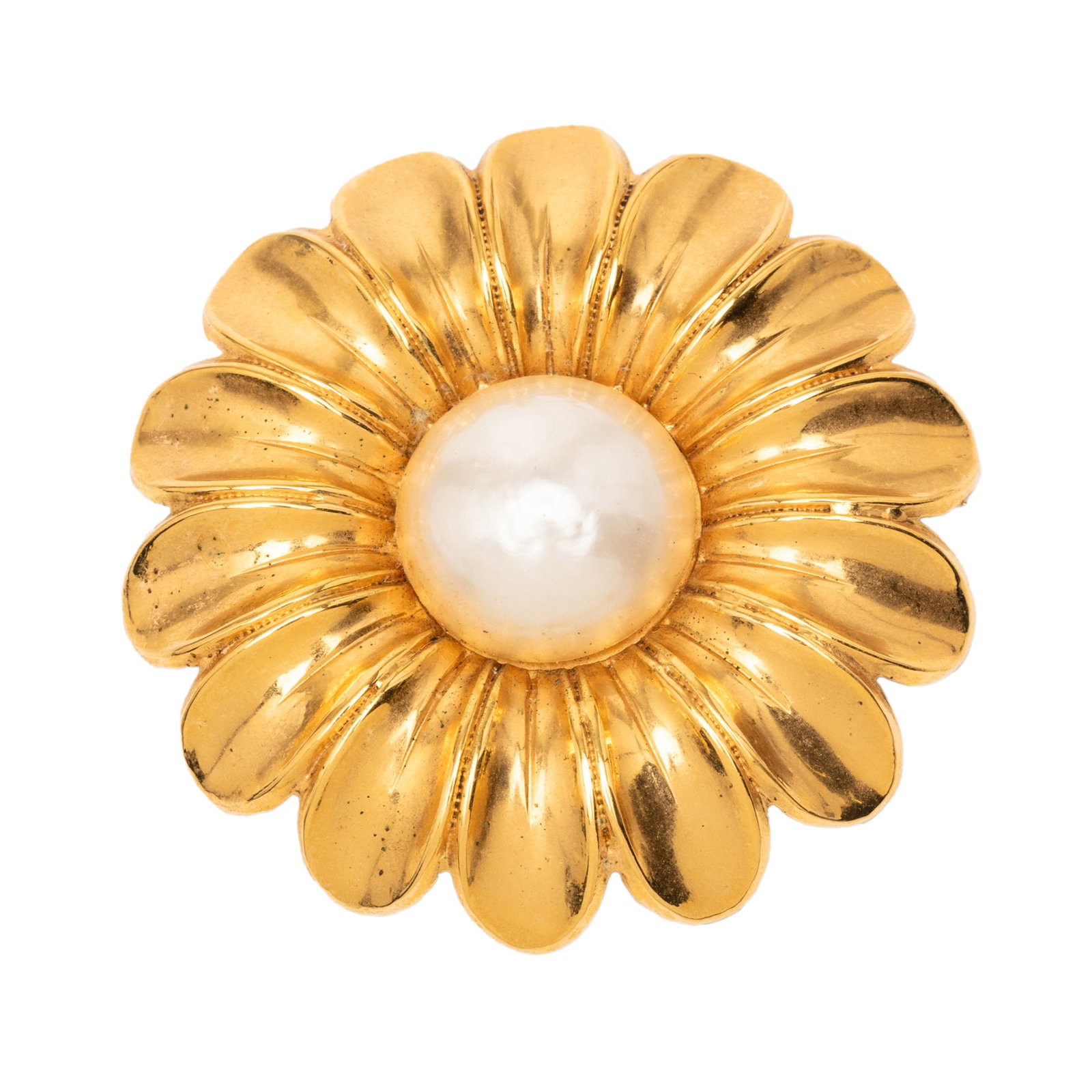 Chanel Daisy Brooch with Gold Plating and Faux Pearl Accents: Chanel Daisy Brooch with Gold Plating and Faux Pearl Accents This Chanel brooch showcases a daisy design crafted from gold-plated metal and adorned with faux pearl embellishments. It features a back p