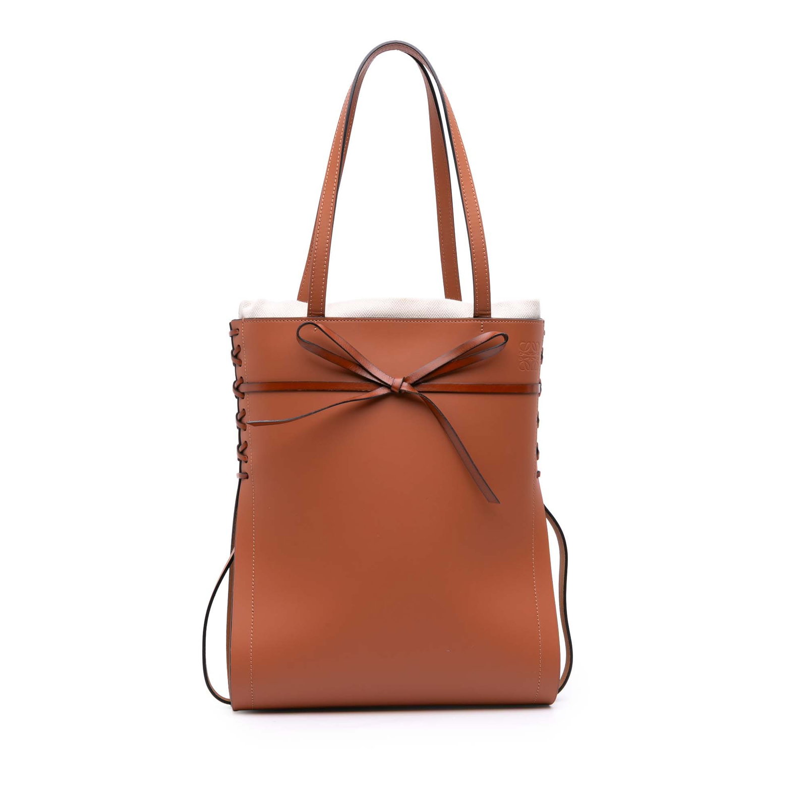 LOEWE Ikebana Tote Brown Leather Bag Spain: LOEWE Ikebana Tote Brown Leather Bag Spain Introducing the exquisite LOEWE Leather Ikebana Tote, crafted from high-quality leather in a rich brown hue. This stylish tote features an open top secured w