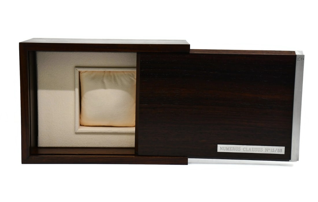 Jaquet Droz Brown Wooden Watch Presentation Box 9x7x4 Authentic: Jaquet Droz Brown Wooden Watch Presentation Box 9x7x4 Authentic Present your timepiece with elegance in this Jaquet Droz Wooden Watch Box. This presentation box is crafted from high-quality wood, feat
