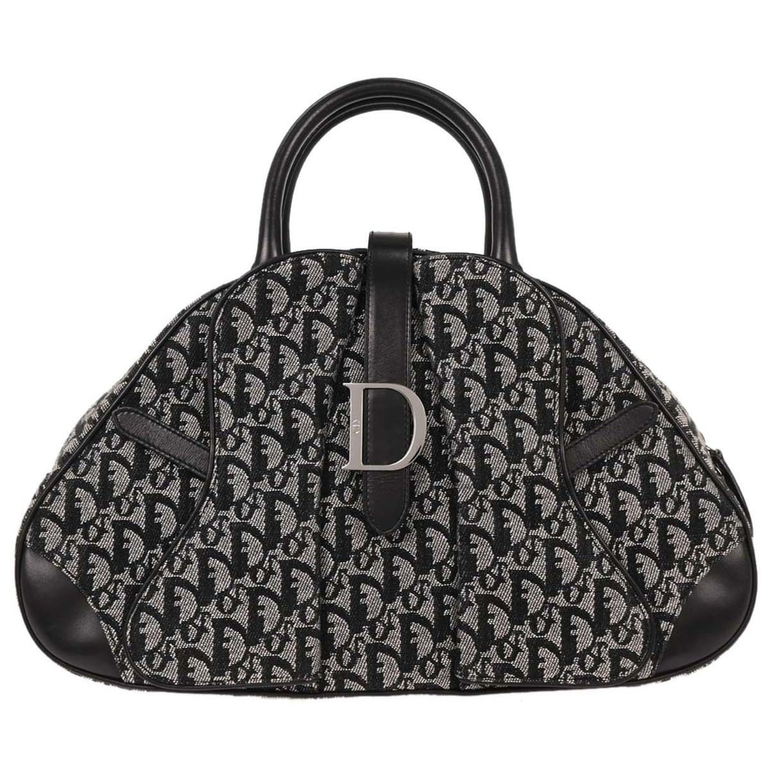 Christian Dior Black Trotter Saddle Handbag Double Handle 05-MA-0092: Christian Dior Black Trotter Saddle Handbag Double Handle 05-MA-0092 The Christian Dior Black Double Saddle Trotter Handbag is a stylish accessory perfect for casual occasions. Featuring a spacious de