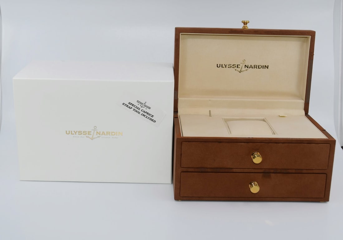 Ulysse Nardin Music Limited Edition Presentation Box 9x6x5 Authentic: Ulysse Nardin Music Limited Edition Presentation Box 9x6x5 Authentic This Ulysse Nardin Music Limited Edition Watch Box is a stunning presentation piece that beautifully encapsulates the elegance of t