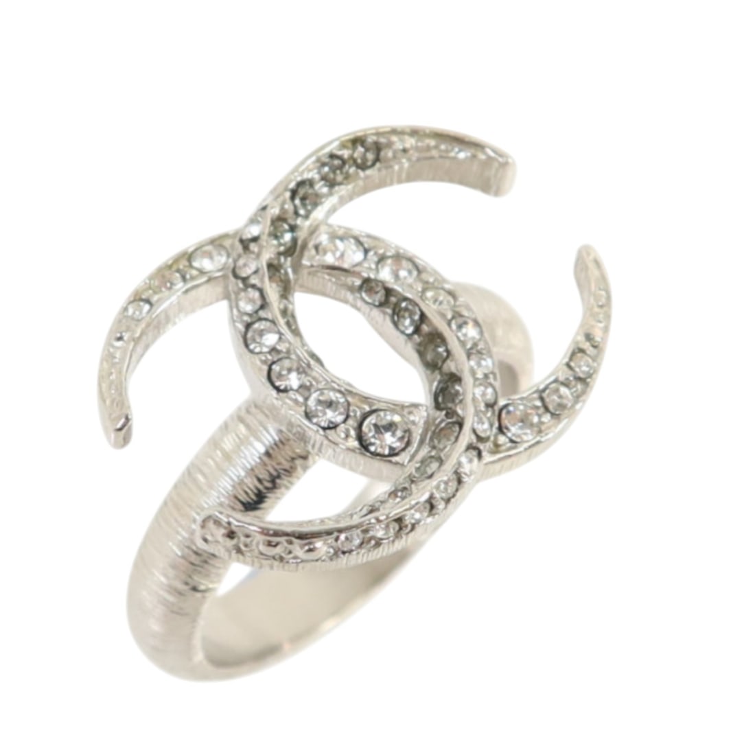 Chanel Silver CC Logo Ring Size 7.5: Chanel Silver CC Logo Ring Size 7.5 This CHANEL CC ring features a sleek silver tone and is designed for women. The ring is crafted from metal and showcases the iconic CC logo. It is a size US 7.5 and
