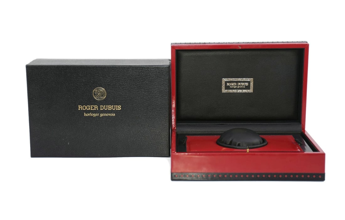 Authentic Roger Dubuis Presentation Box for Single Watch 7x7x4: Authentic Roger Dubuis Presentation Box for Single Watch 7x7x4 This elegant Roger Dubuis Presentation Box is designed to showcase your timepiece beautifully. Measuring 7 x 7 x 4 inches, it provides a 