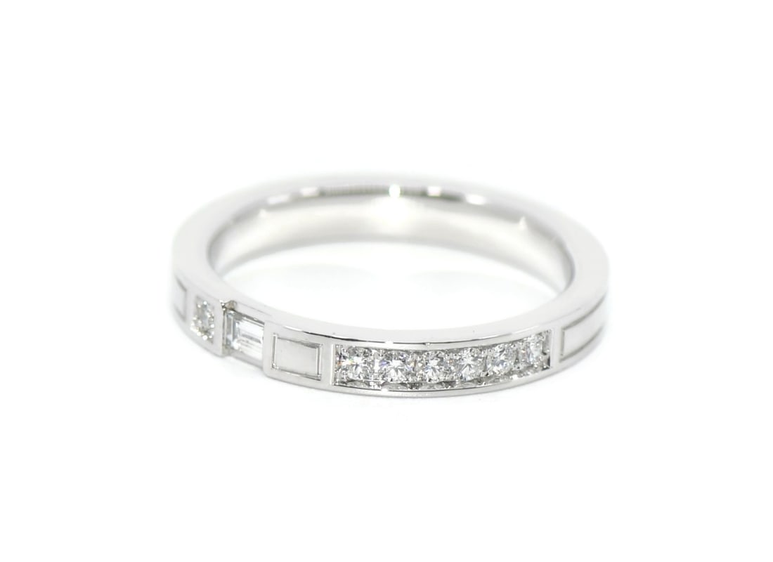 Harry Winston Authentic Platinum Diamond Ring Size 8: Harry Winston Authentic Platinum Diamond Ring Size 8 This exquisite Harry Winston ring features a stunning natural diamond set in luxurious platinum. With a ring size of 8 and a width of 3.2 mm, this 