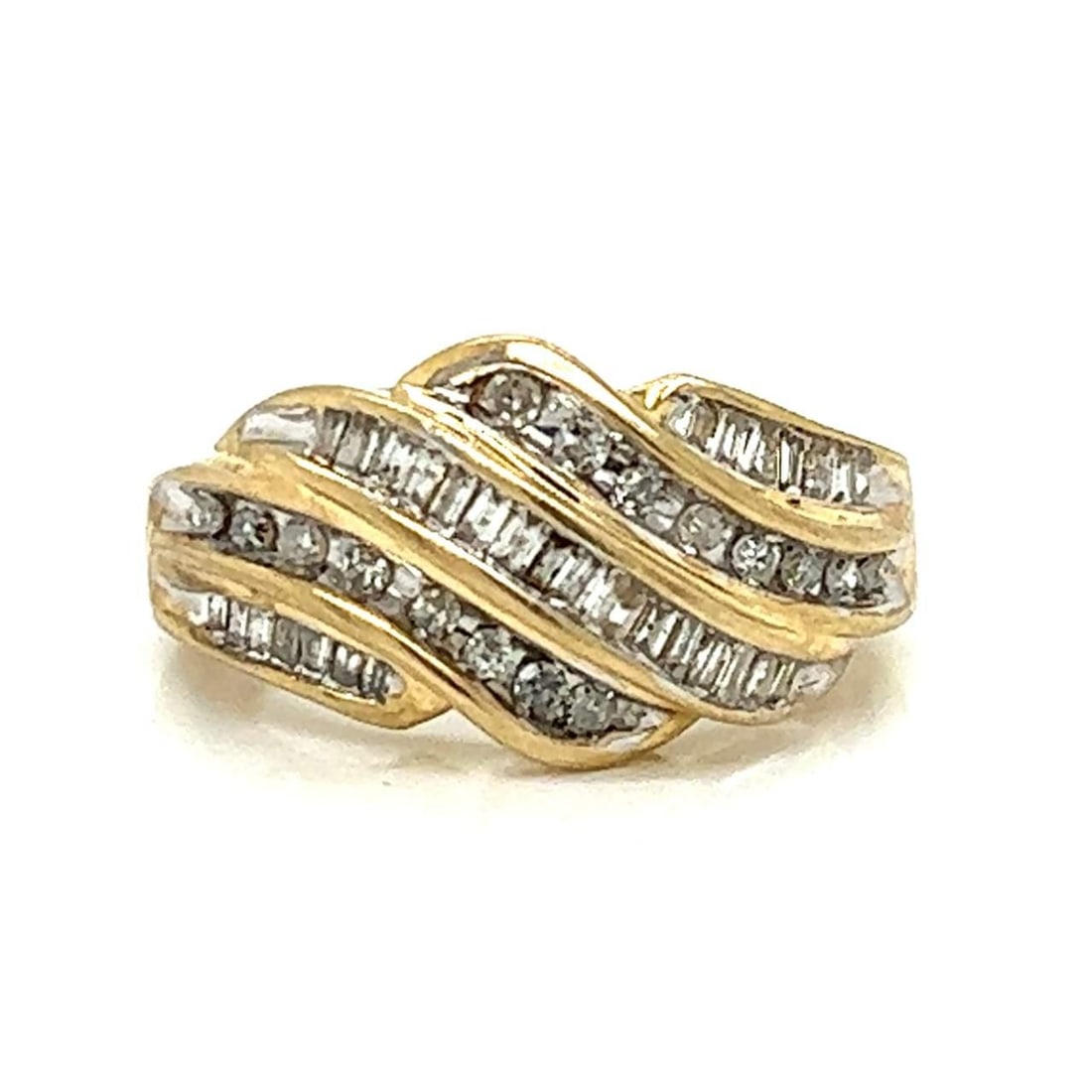 Stunning 10K Yellow Gold Diamond Ring 1.00 Ct I-J SI2-I2: Stunning 10K Yellow Gold Diamond Ring 1.00 Ct I-J SI2-I2 This stunning 10K Yellow Gold Diamond Ring features approximately 1.00 carat of dazzling diamonds, showcasing an I-J color range and SI2-I2 cla