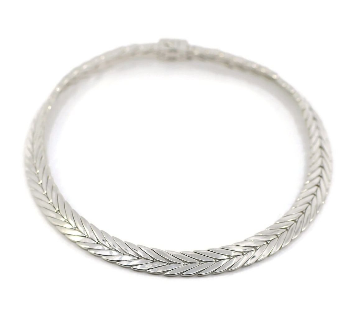 Sterling Silver Chain Necklace by John Hardy 14 Inch 12mm 925: Sterling Silver Chain Necklace by John Hardy 14 Inch 12mm 925 This John Hardy necklace is crafted from 925 sterling silver in a classic chain style. The piece does not feature any stones and measures 