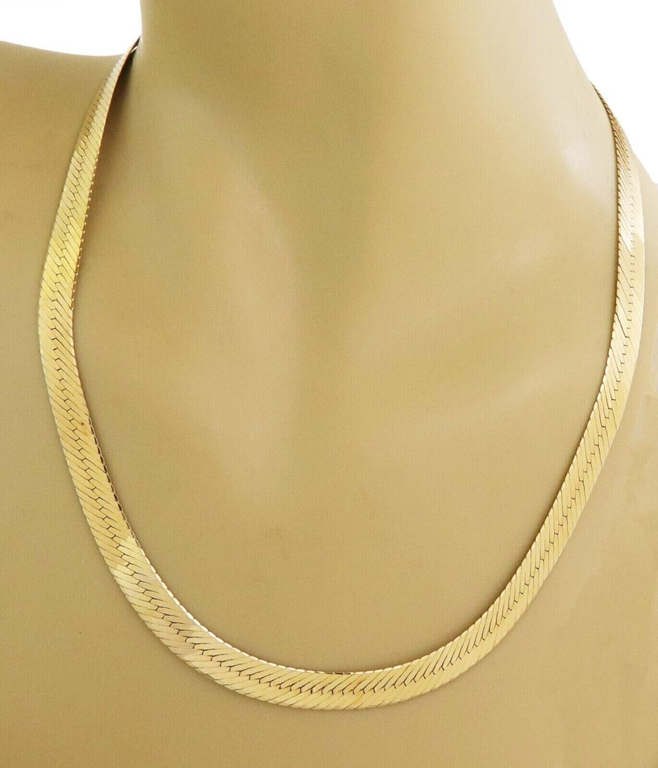 Vintage 14k Yellow Gold Herringbone Collar Necklace 20 Inch Italy 7mm: Vintage 14k Yellow Gold Herringbone Collar Necklace 20 Inch Italy 7mm This vintage herringbone necklace is crafted in 14k yellow gold and features a classic, fluid design that sits smoothly along the 