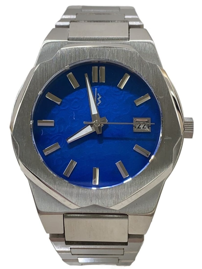 MUSHA VI EMPEROR Damascus Steel Men's Wristwatch Box Included: MUSHA VI EMPEROR Damascus Steel Men's Wristwatch Box Included This MUSHA VI EMPEROR men's wristwatch is crafted in Japan and features a striking blue design. The watch is made from durable stainless s