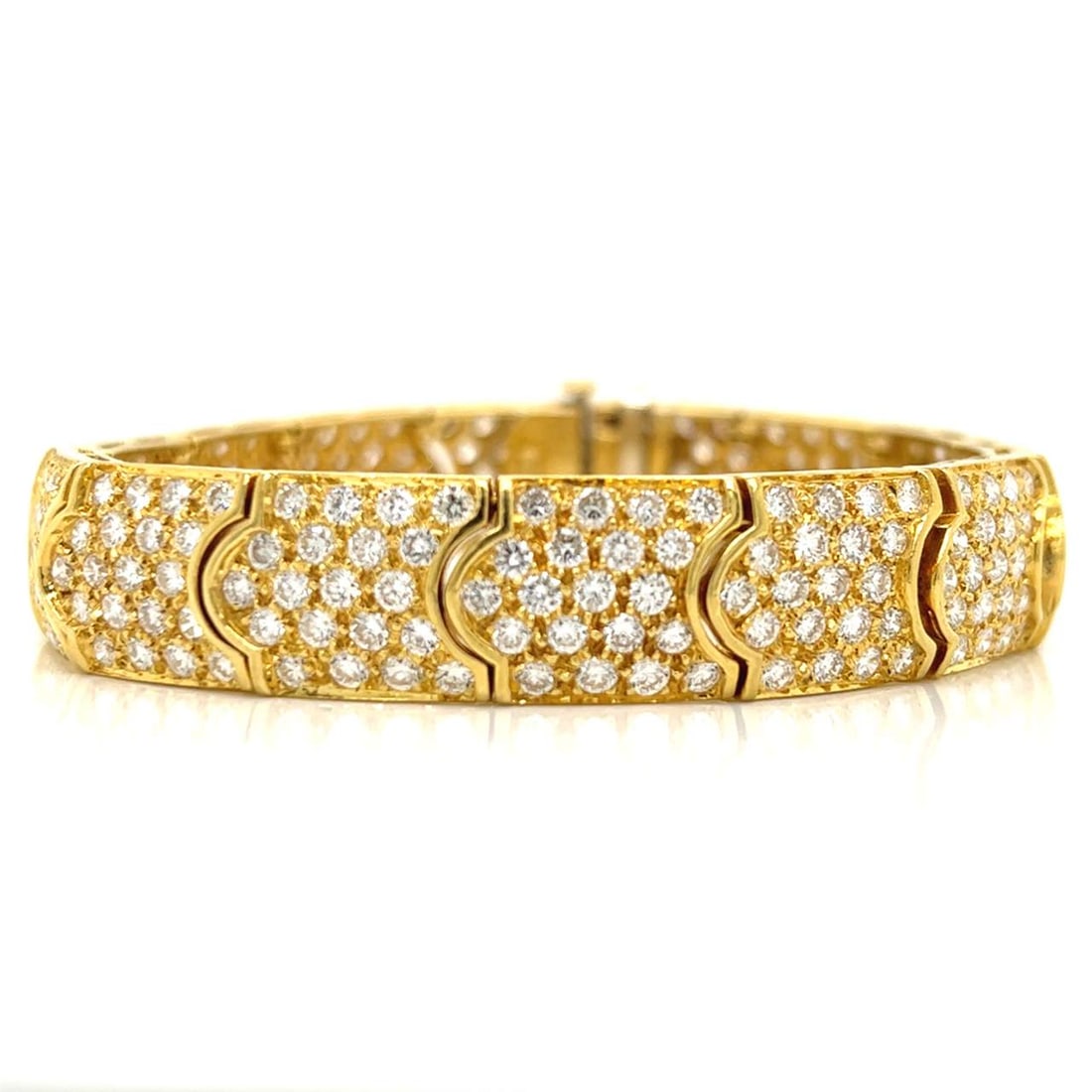 Diamond Bracelet in 18K Yellow Gold with 18.10 Ct F-G VVS-VS Diamonds 7.5 Inch: Diamond Bracelet in 18K Yellow Gold with 18.10 Ct F-G VVS-VS Diamonds 7.5 Inch This exquisite 18K Yellow Gold Diamond Bracelet features an impressive total weight of approximately 18.10 ct, composed o