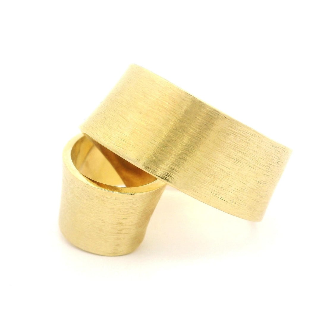 Vintage 18k Yellow Gold Handmade Abstract Ribbon Cocktail Ring: Vintage 18k Yellow Gold Handmade Abstract Ribbon Cocktail Ring This exquisite Vintage Handmade ring showcases a unique open freeform abstract ribbon design, crafted from solid 18k yellow gold. With a 