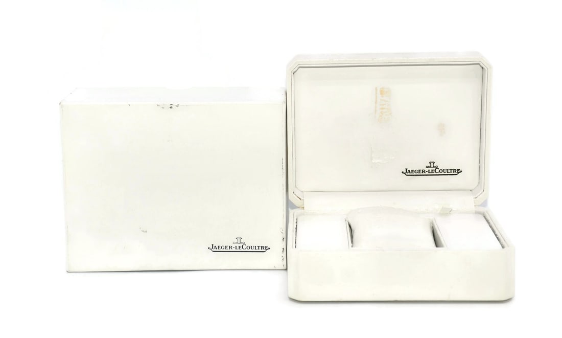 Jaeger-LeCoultre White Presentation Box for Single Watch: Jaeger-LeCoultre White Presentation Box for Single Watch This elegant Jaeger-LeCoultre presentation box is designed for a single watch and features a pristine white exterior. It measures 7 x 5 x 3 inc