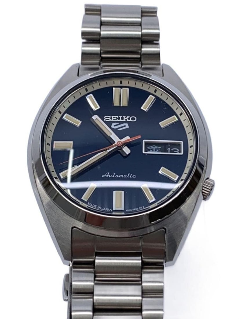 Seiko 5 Sports Men's Wristwatch 4R36-15M0: Seiko 5 Sports Men's Wristwatch 4R36-15M0 This SEIKO 5 Sports 4R36-15M0 men's wristwatch is crafted in Japan and features a round case with a slightly used condition. The watch is designed with a case