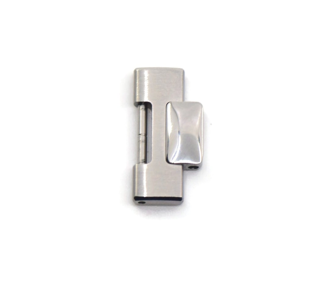 Patek Philippe Authentic 17mm Stainless Steel Band Link: Patek Philippe Authentic 17mm Stainless Steel Band Link This authentic Patek Philippe band link is crafted from high-quality stainless steel and features a width of 17mm. Ideal for replacing or extend