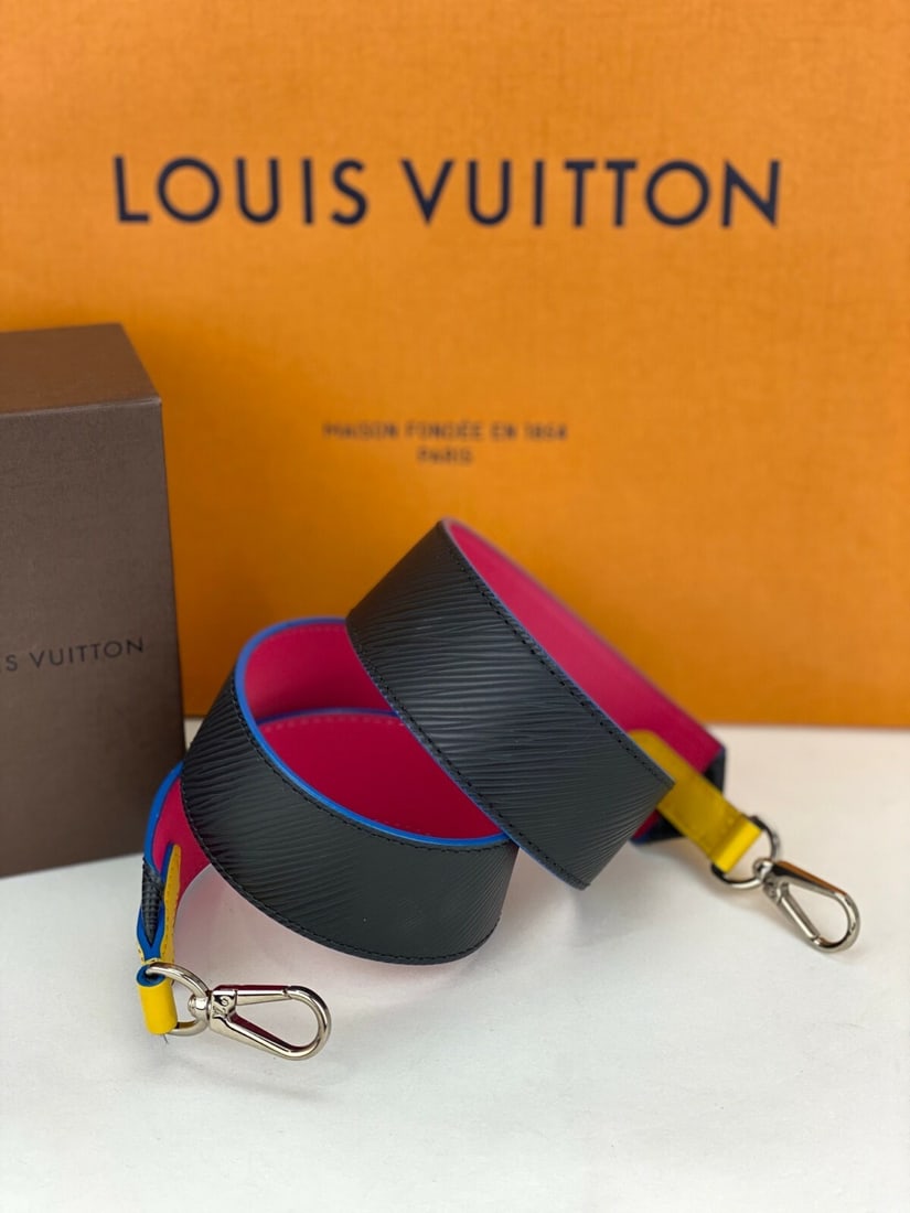 Louis Vuitton Epi Bandouliere Detachable Shoulder Strap Black Pink Leather: Louis Vuitton Epi Bandouliere Detachable Shoulder Strap Black Pink Leather Elevate your style with this Louis Vuitton Epi Bandouliere Shoulder Strap. Crafted from high-quality leather, this fashionabl