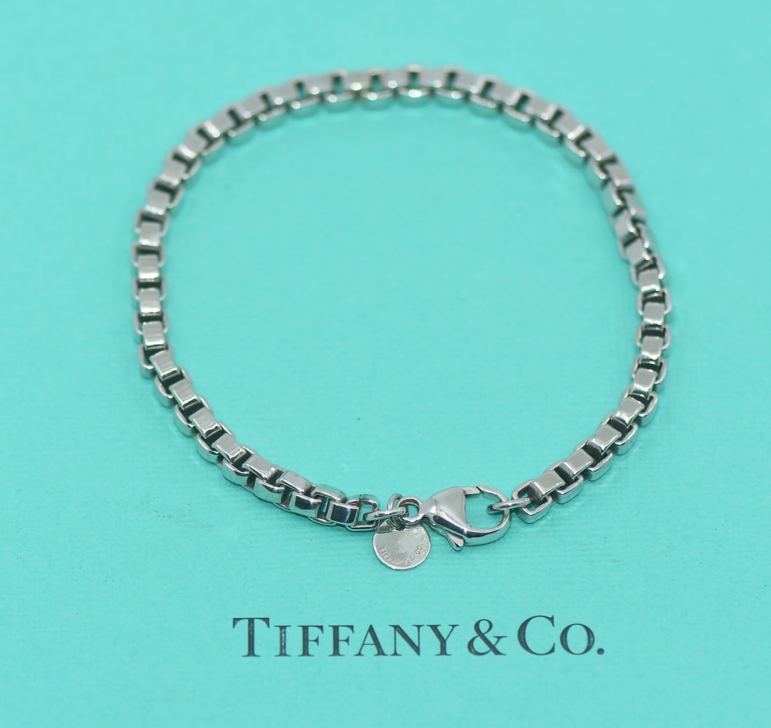 Tiffany & Co 925 Sterling Silver Chain Bracelet 7.5 Inch: Tiffany & Co 925 Sterling Silver Chain Bracelet 7.5 Inch This pre-owned Tiffany & Co. chain bracelet is crafted from 925 sterling silver and features a classic design without a main stone. Made in Ita