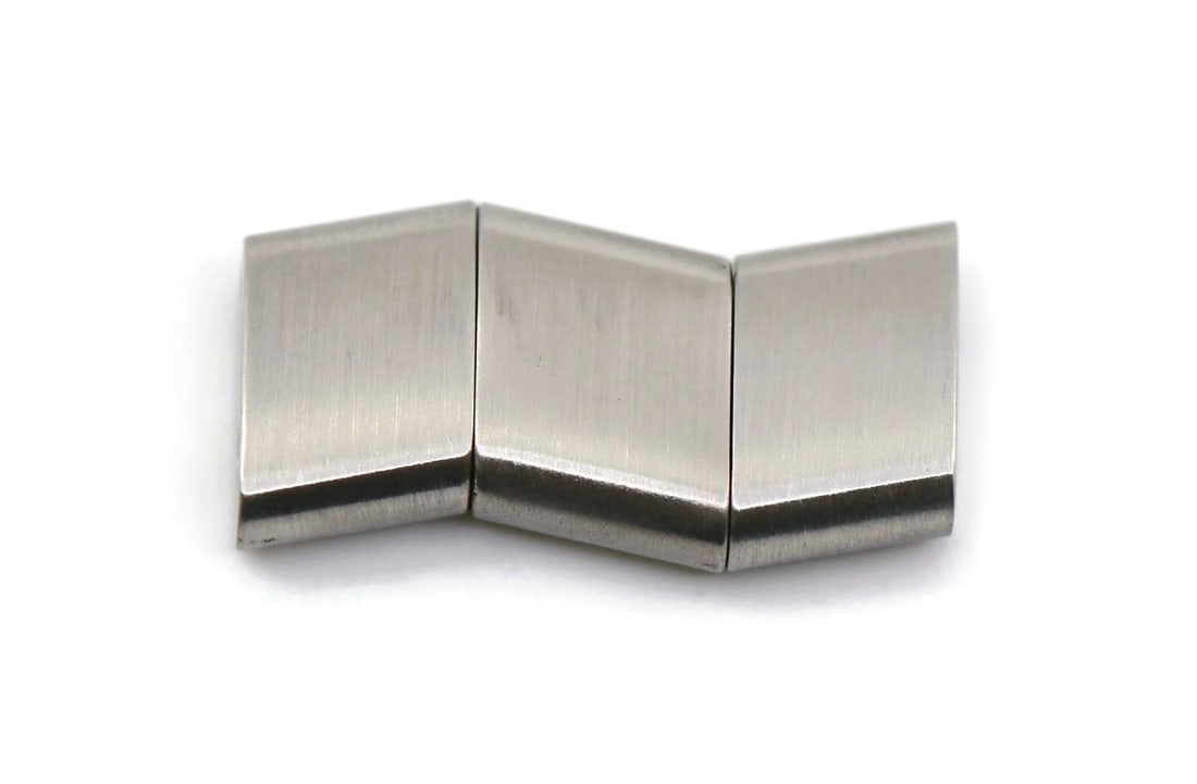 Authentic Breitling Stainless Steel Band Link 20mm: Authentic Breitling Stainless Steel Band Link 20mm Enhance your timepiece with this authentic Breitling Stainless Steel Band Link, measuring 20mm in width. Crafted from high-quality stainless steel, t