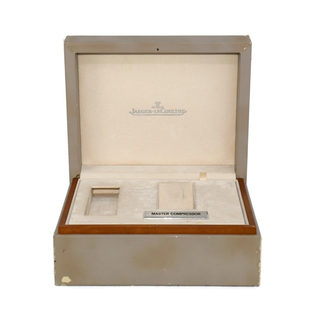 Jaeger-LeCoultre Master Compressor Authentic Presentation Box 9x7x4: Jaeger-LeCoultre Master Compressor Authentic Presentation Box 9x7x4 This Jaeger-LeCoultre Master Compressor watch box is an elegant presentation piece designed for watch enthusiasts. Measuring 9 x 7 x