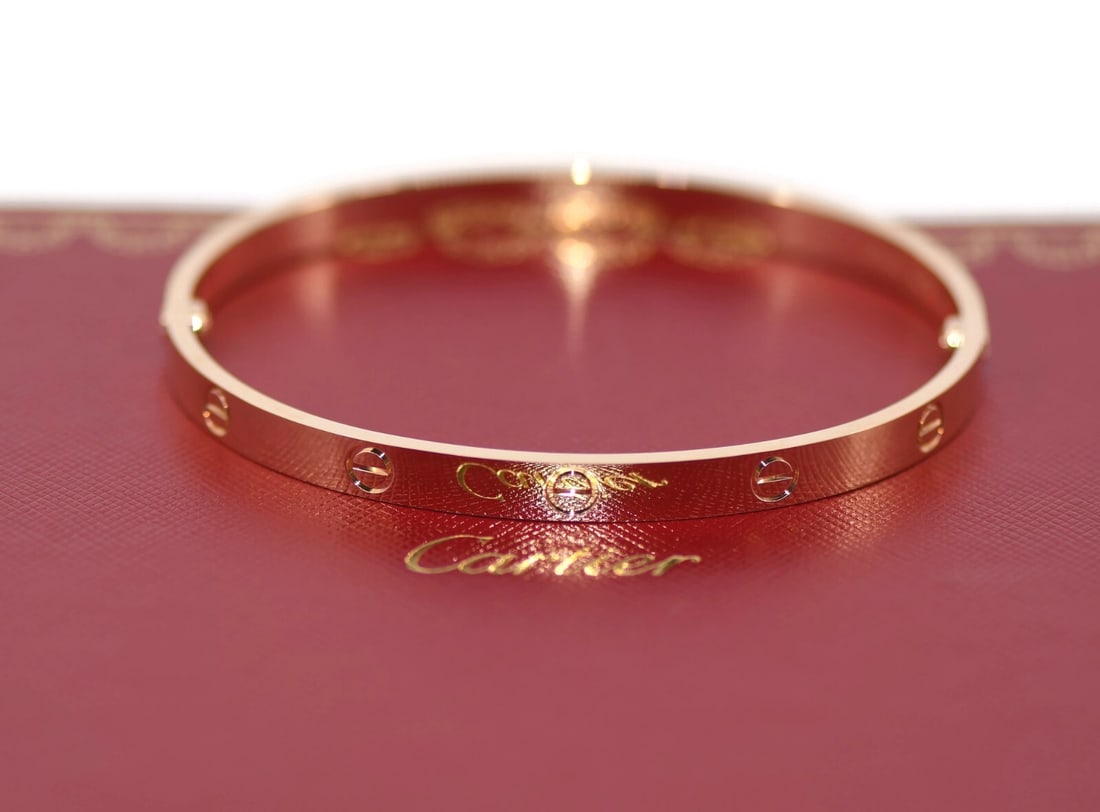 Cartier 18K Rose Gold Love Bangle Bracelet Size 21 Authentic: Cartier 18K Rose Gold Love Bangle Bracelet Size 21 Authentic This exquisite Cartier Love Bracelet is crafted from 18K rose gold, featuring a timeless bangle design that embodies the theme of love. It 