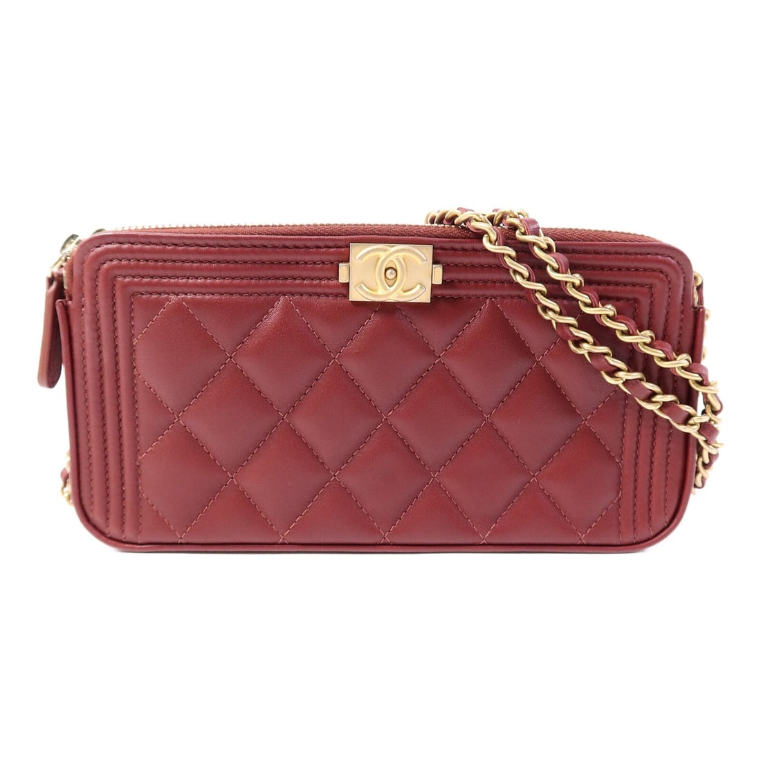 CHANEL Boy clutch lambskin red shoulder bag GHW chain A84069: CHANEL Boy clutch lambskin red shoulder bag GHW chain A84069 This CHANEL Boy clutch with chain is crafted from luxurious red lambskin leather, featuring the iconic CC logo and gold-tone hardware. Desi