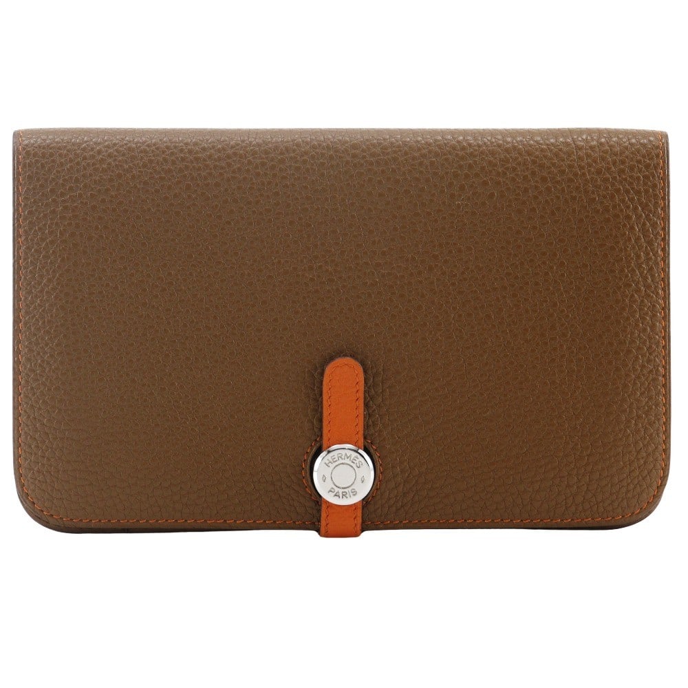Hermes Leather Dogon Duo Wallet Unisex Brown: Hermes Leather Dogon Duo Wallet Unisex Brown Hermes Dogon Duo combined wallet crafted in brown leather, designed for unisex use. The wallet features a compact size suitable for everyday carry with min