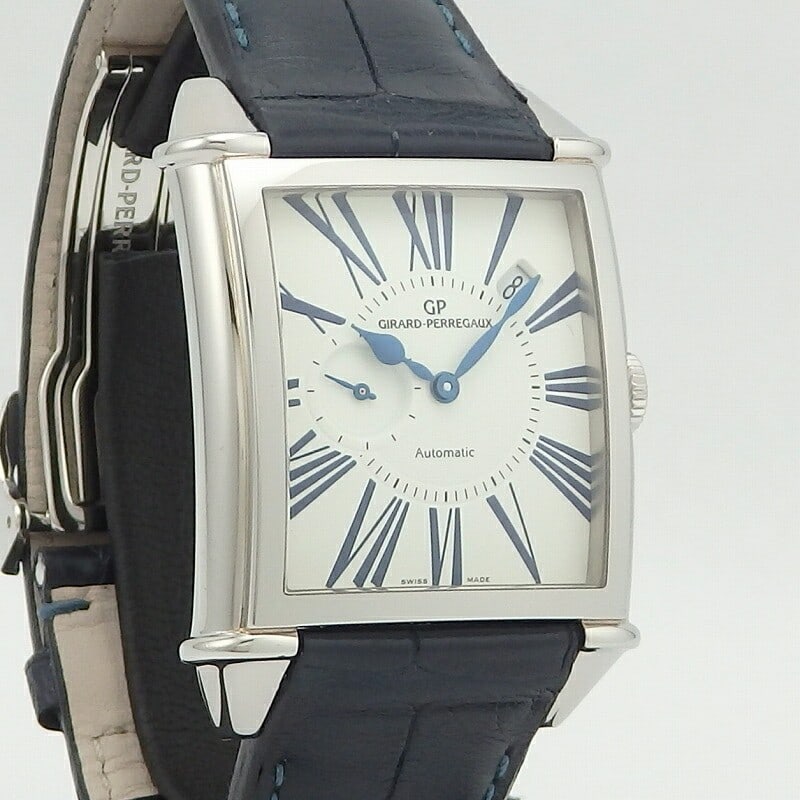 Girard-Perregaux Vintage 1945 Japan Blue Limited Edition 100: Girard-Perregaux Vintage 1945 Japan Blue Limited Edition 100 This Girard Perregaux Vintage 1945 wristwatch is a limited edition model, with only 100 pieces released exclusively in Japan. Featuring a s