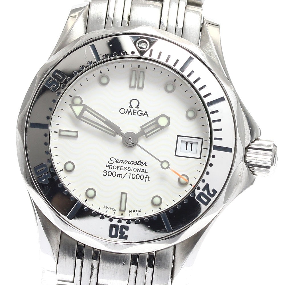 OMEGA Seamaster 300 women quartz date wristwatch 2582.20: OMEGA Seamaster 300 women quartz date wristwatch 2582.20 This OMEGA Seamaster 300 Date Quartz ladies wristwatch features a stainless steel case and bracelet with a white dial. The watch is equipped wi