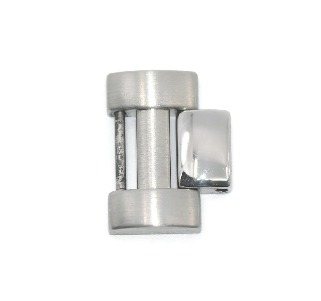 Cartier Pasha 18mm stainless steel wristwatch band: Cartier Pasha 18mm stainless steel wristwatch band This is a pre-owned Cartier stainless steel link designed for the Cartier Pasha wristwatch. With a band width of 18 mm, this genuine Cartier componen