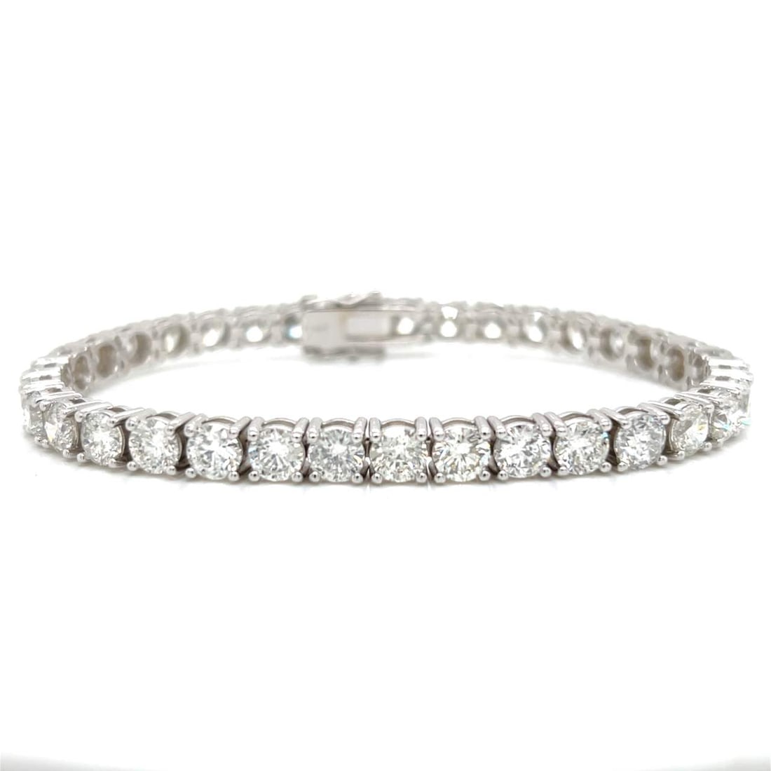 14K White Gold 19.60 Ct Diamond Tennis Bracelet 35 Diamonds F-H SI2-I1: 14K White Gold 19.60 Ct Diamond Tennis Bracelet 35 Diamonds F-H SI2-I1 This exquisite 14K White Gold Tennis Bracelet features a stunning array of 35 diamonds with a total weight of approximately 19.60