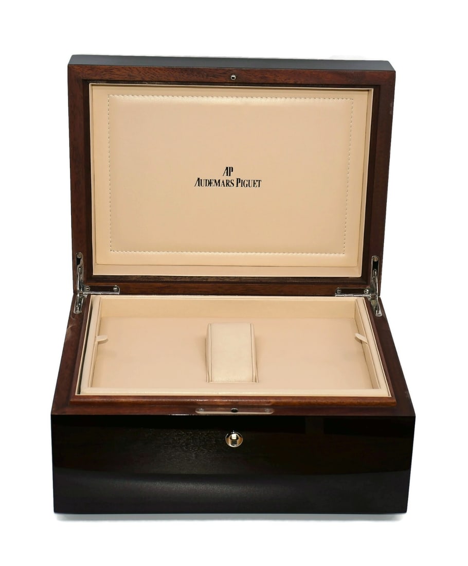 Audemars Piguet Extra Large Brown Watch Presentation Box 13x9x7 Inches: Audemars Piguet Extra Large Brown Watch Presentation Box 13x9x7 Inches This Audemars Piguet Extra Large Watch Box is the perfect presentation case for your timepieces. Designed in a classic brown colo