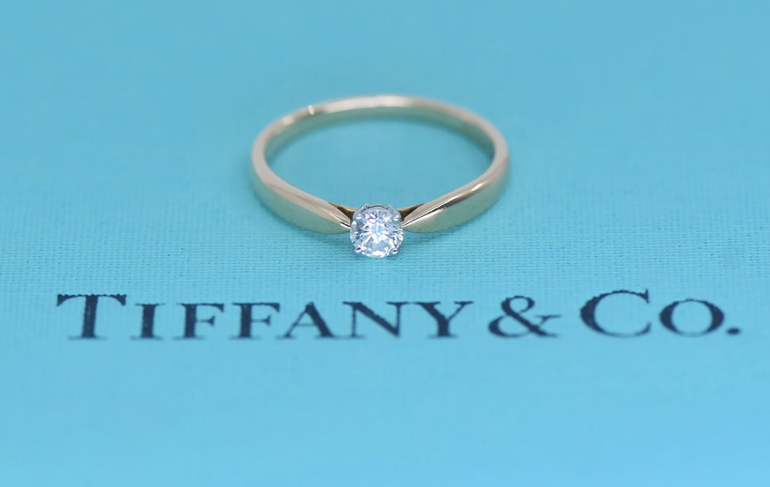 Tiffany Engagement Ring 0.21ct I VVS2 Diamond 18k Rose Platinum Size 6: Tiffany Engagement Ring 0.21ct I VVS2 Diamond 18k Rose Platinum Size 6 This Tiffany & Co. engagement ring features a 0.21 carat round brilliant diamond with an I color and VVS2 clarity. The ring is cr