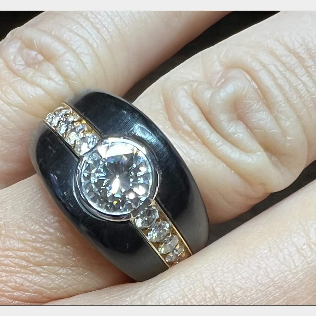 Stunning 18K Yellow Gold Diamond Ring with 1.40 Ct Center Stone: Stunning 18K Yellow Gold Diamond Ring with 1.40 Ct Center Stone This exquisite 18K Yellow Gold Diamond Ring features a stunning central diamond weighing approximately 1.40 Ct., boasting a brilliant I 