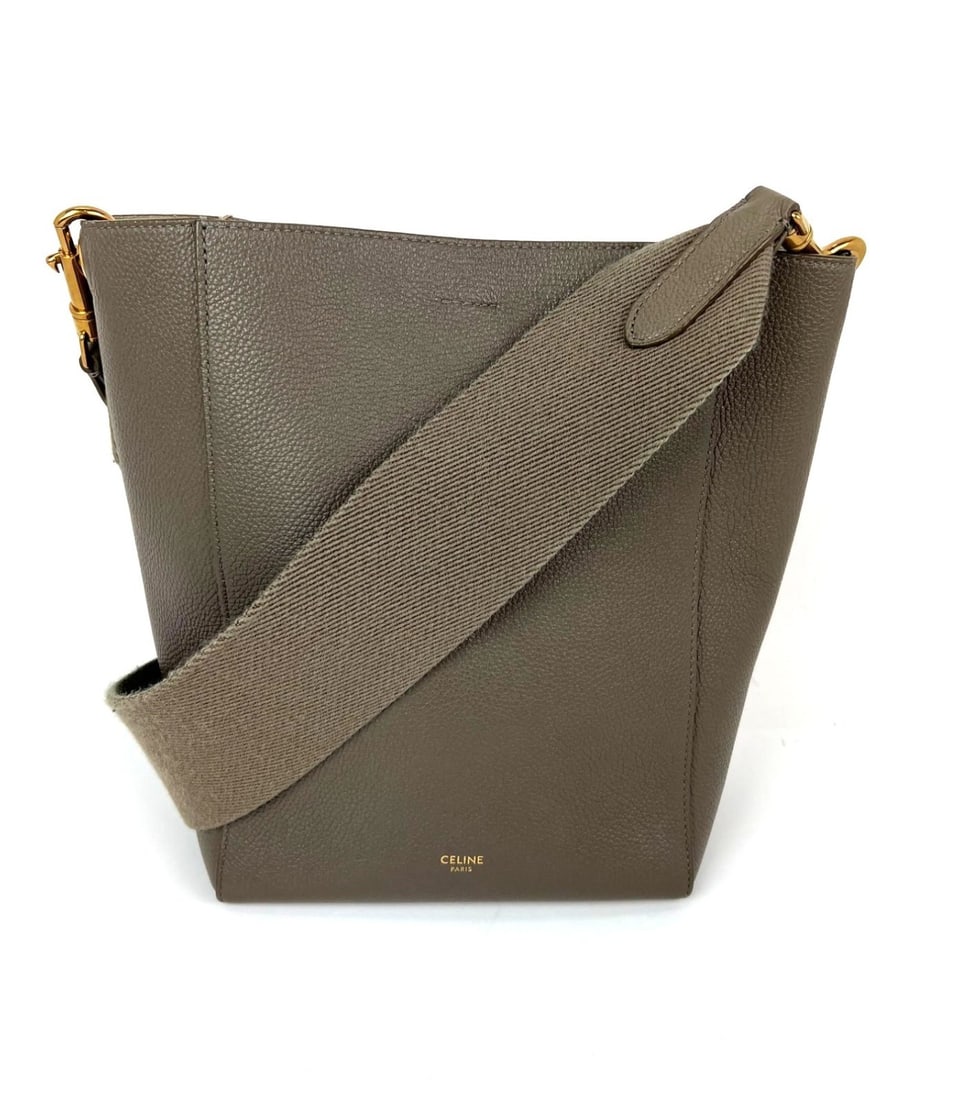 Celine Sangle Seau Small Beige Leather Shoulder Purse with Gold Hardware: Celine Sangle Seau Small Beige Leather Shoulder Purse with Gold Hardware This Celine Seau Sangle Small shoulder bag is crafted from taupe beige leather with a matte finish and features a trapezoid sha