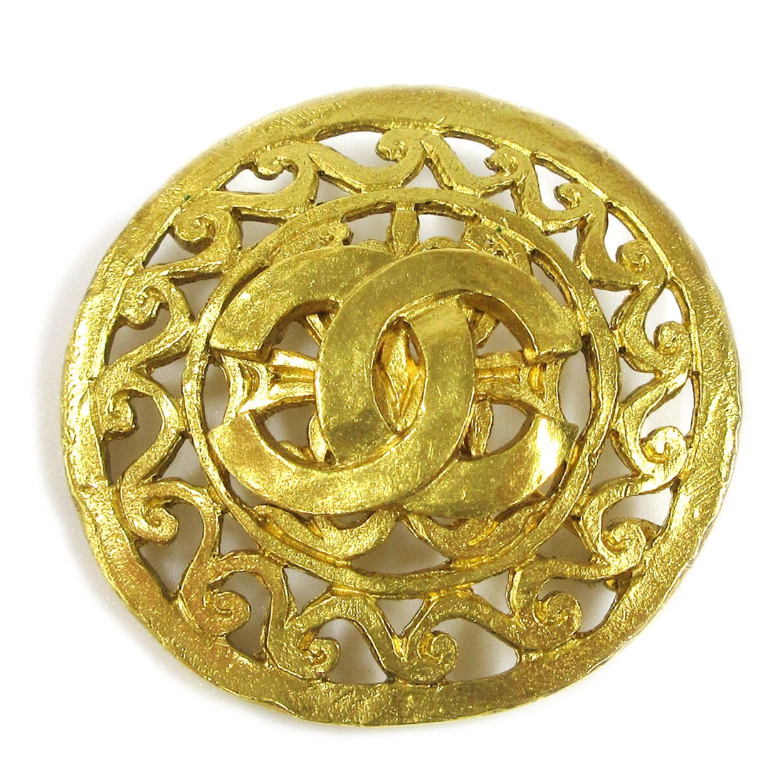 Chanel Gold-tone Medallion Brooch Pin 95A Vintage Style: Chanel Gold-tone Medallion Brooch Pin 95A Vintage Style This exquisite Chanel Medallion Brooch Pin features a stunning gold-tone finish, embodying the brand's signature elegance. With its classic meda