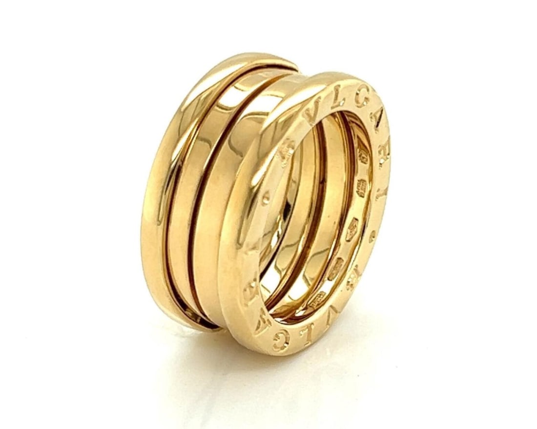 Bvlgari B.zero1 18k Yellow Gold Ring Size EU 49 US 4.5: Bvlgari B.zero1 18k Yellow Gold Ring Size EU 49 US 4.5 This authentic Bvlgari B.zero1 three-band ring is expertly crafted in solid 18k yellow gold, showcasing the collection's iconic triple spiral des
