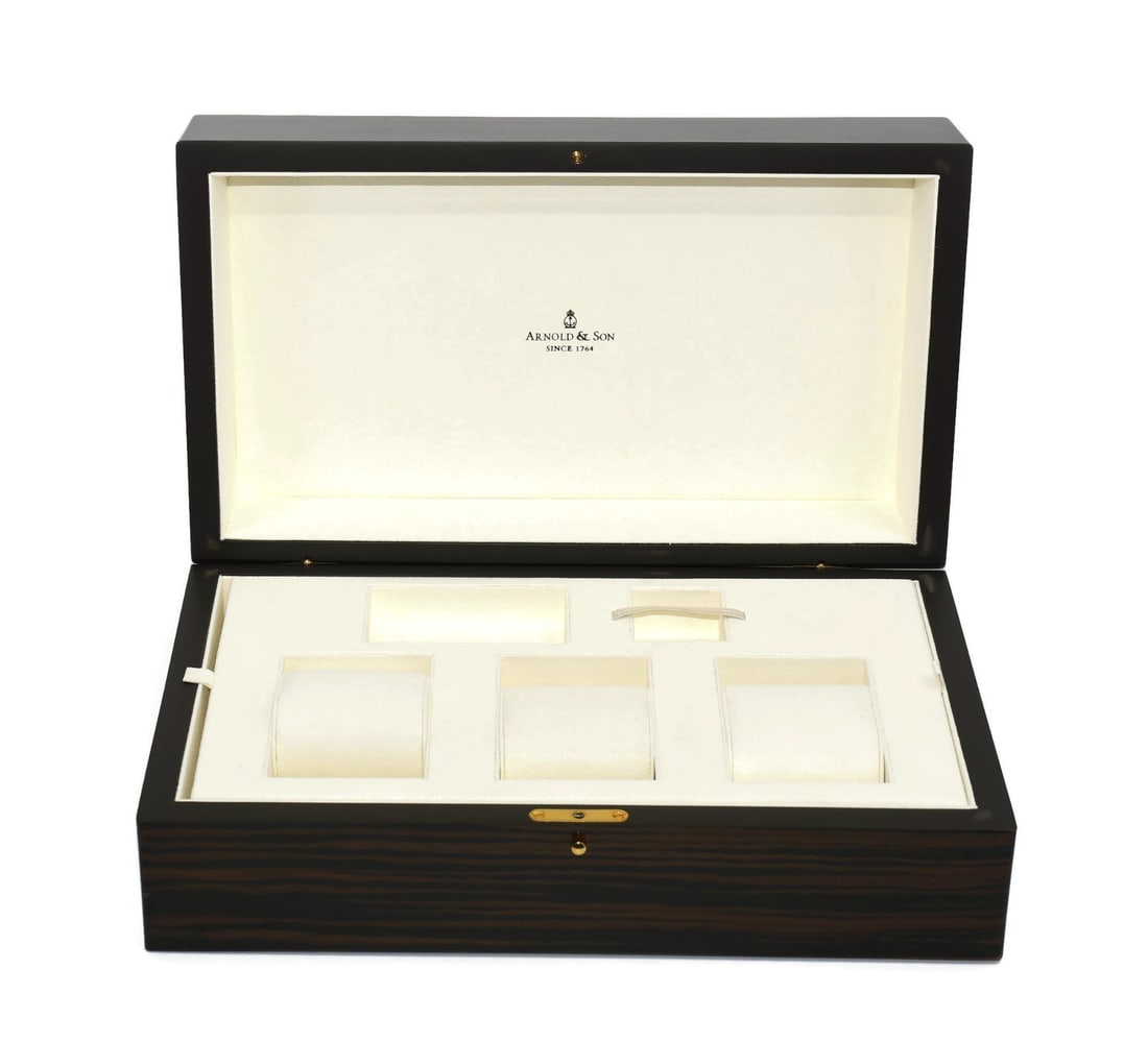 Arnold & Son 3 Watch Presentation Box 14x9x6 Inches 100% Authentic: Arnold & Son 3 Watch Presentation Box 14x9x6 Inches 100% Authentic This Arnold & Son presentation box is designed to hold three watches, making it a perfect accessory for watch enthusiasts. The box fe