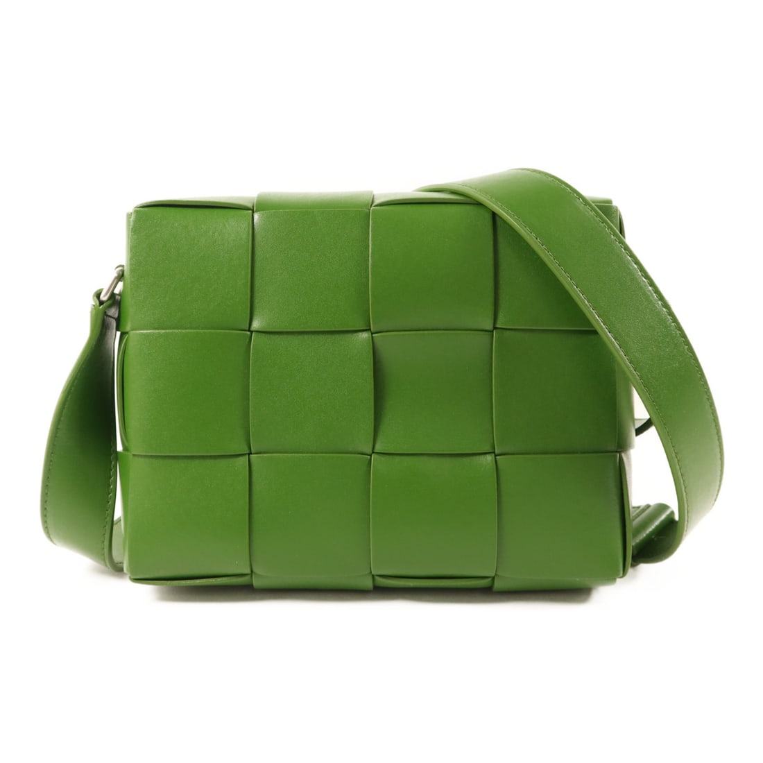 Bottega Veneta Small Cassette Green Calfskin Camera Shoulder Bag 730027: Bottega Veneta Small Cassette Green Calfskin Camera Shoulder Bag 730027 This Bottega Veneta Small Cassette Camera Shoulder Bag features a green calfskin exterior and a compact, structured design. Craf
