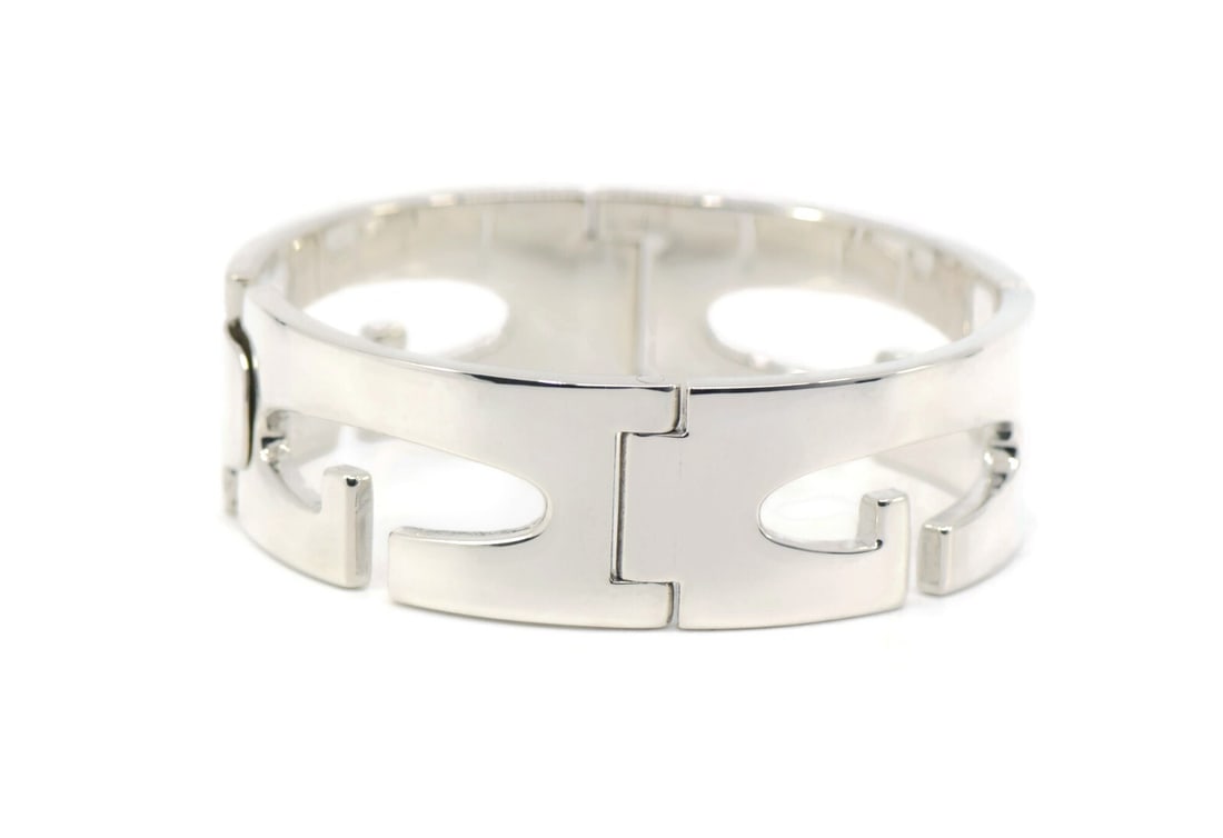 Gucci 925 Sterling Silver Bangle Bracelet 100% Authentic: Gucci 925 Sterling Silver Bangle Bracelet 100% Authentic Elevate your accessory collection with this exquisite Gucci Sterling Silver Bracelet. Crafted from high-quality 925 sterling silver, this styli