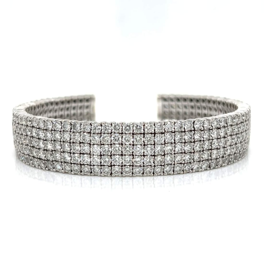 18K White Gold Cuff Bracelet 345 Diamonds 16.96 Ct F-G VVS-VS: 18K White Gold Cuff Bracelet 345 Diamonds 16.96 Ct F-G VVS-VS This stunning 18K White Gold cuff bracelet features a remarkable total of 345 diamonds, weighing 16.96 carats. The diamonds are of F-G col