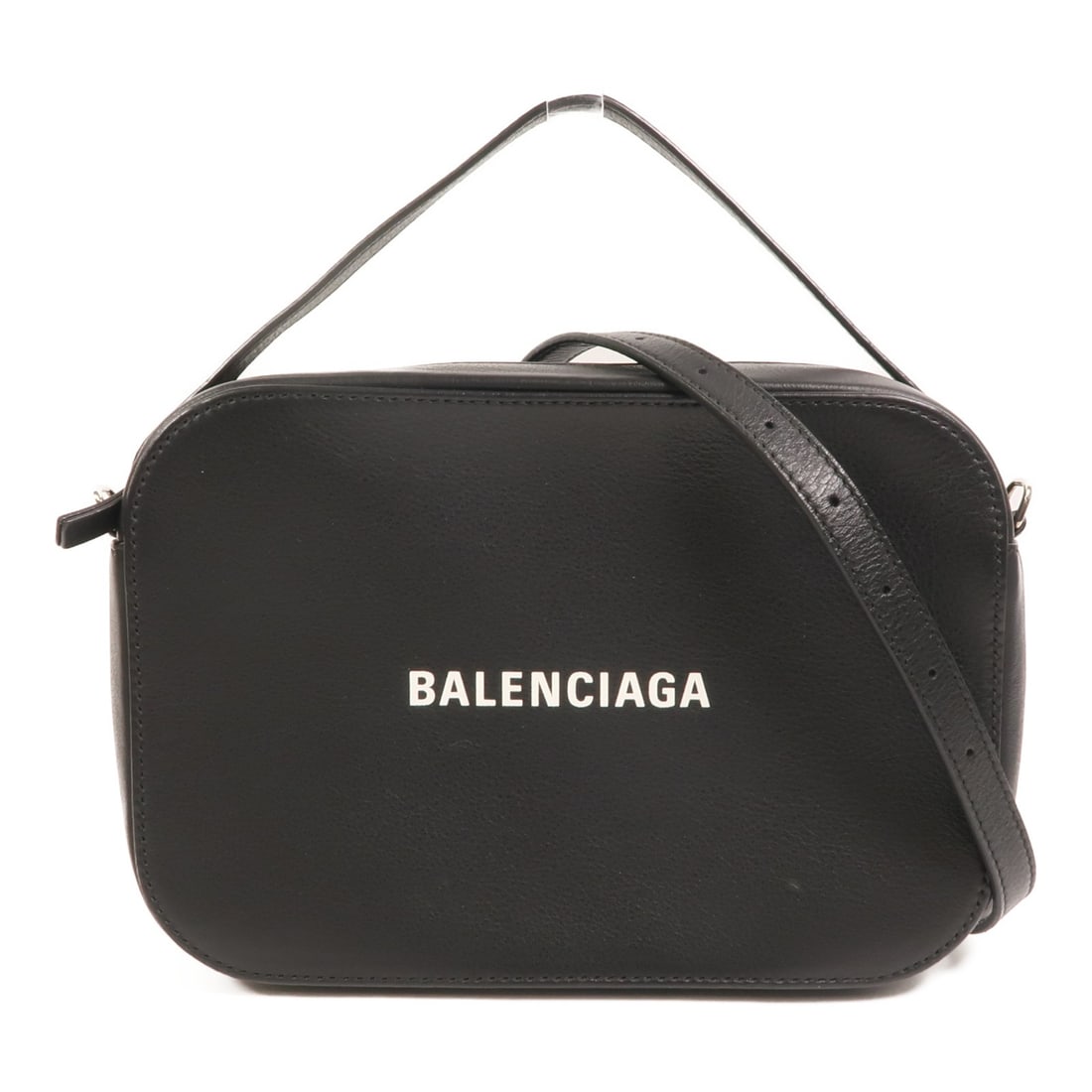 Balenciaga Everyday Camera Black Calfskin 2 Way Shoulder Bag 608654: Balenciaga Everyday Camera Black Calfskin 2 Way Shoulder Bag 608654 This Balenciaga Everyday Camera 2 Way Shoulder Bag is crafted from black calfskin leather, offering a sleek and versatile design. Fe