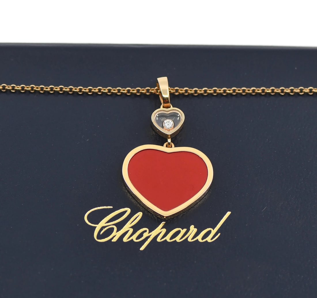 Chopard Happy Hearts Diamond Pendant Necklace in 18K Rose Gold: Chopard Happy Hearts Diamond Pendant Necklace in 18K Rose Gold This exquisite Chopard Happy Hearts Diamond necklace features a stunning pendant crafted from 18K rose gold, showcasing a brilliant diamo