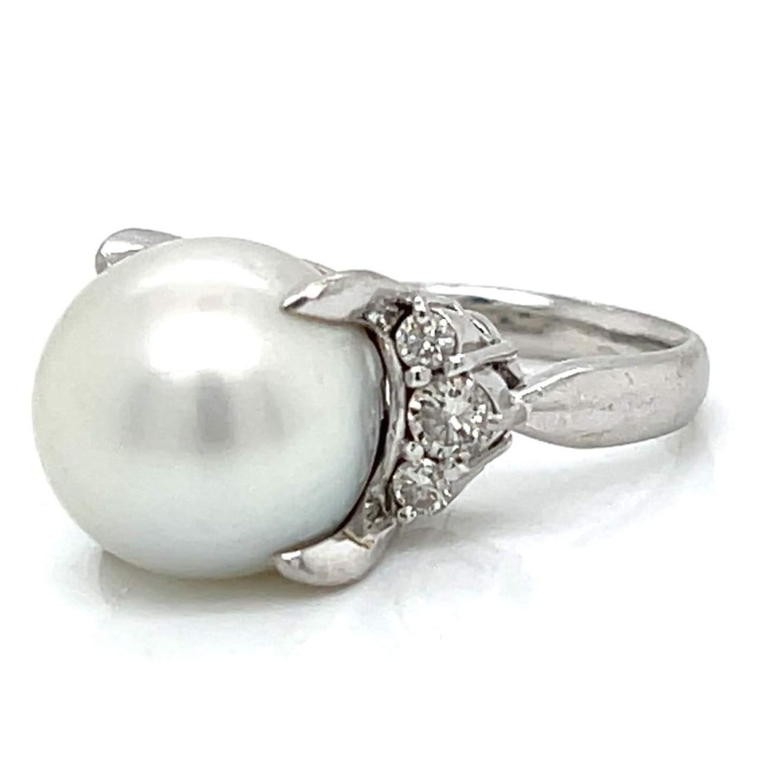Platinum South Sea Pearl Diamond Ring 13.2mm 0.50 Ct: Platinum South Sea Pearl Diamond Ring 13.2mm 0.50 Ct This exquisite Platinum South Sea Pearl & Diamond Ring features a stunning 13.2mm South Sea pearl at its center, elegantly surrounded by six dazzli