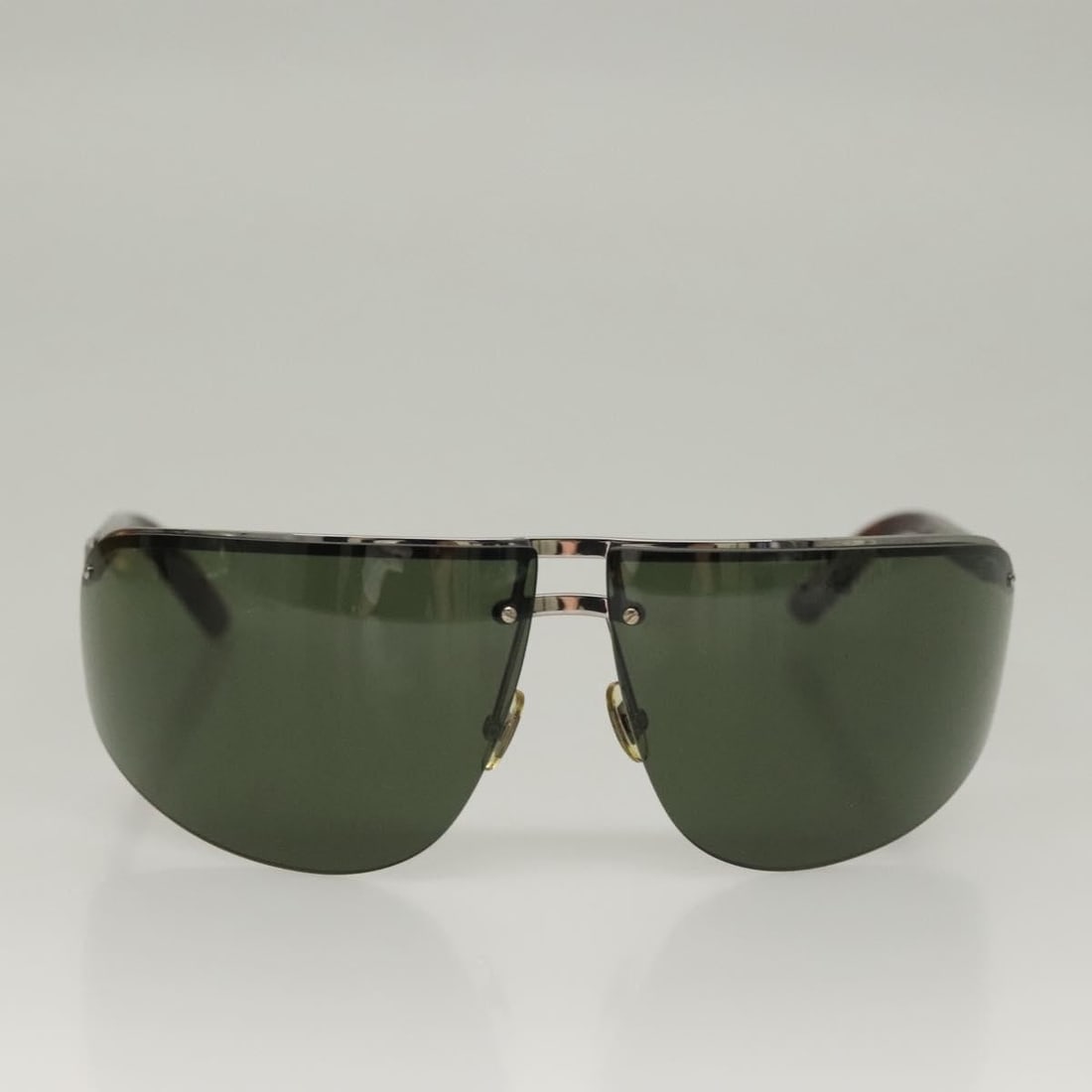 Gucci Gold Metal Women's Eyewear Sunglasses Made in Italy: Gucci Gold Metal Women's Eyewear Sunglasses Made in Italy This pre-owned pair of Gucci Eyewear sunglasses for women features gold-tone metal frames. The sunglasses are in good condition, with slight r